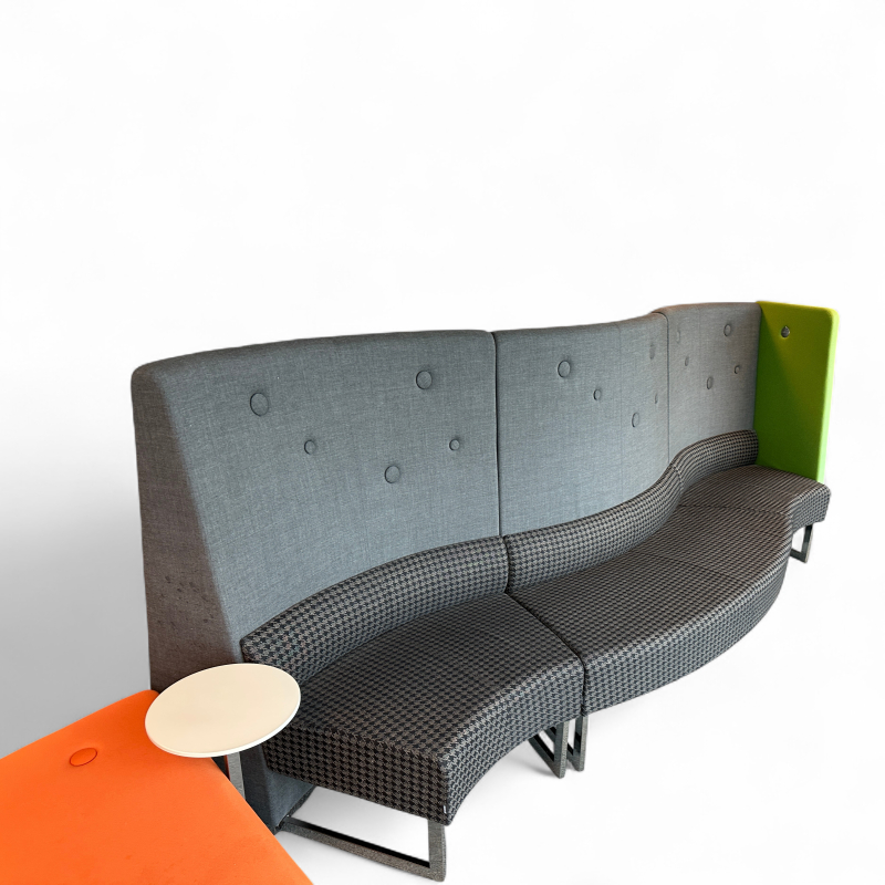 Le Mur sofa med høy rygg, puff med