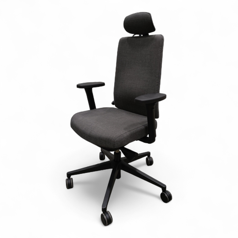 James med nakkepute og armlene