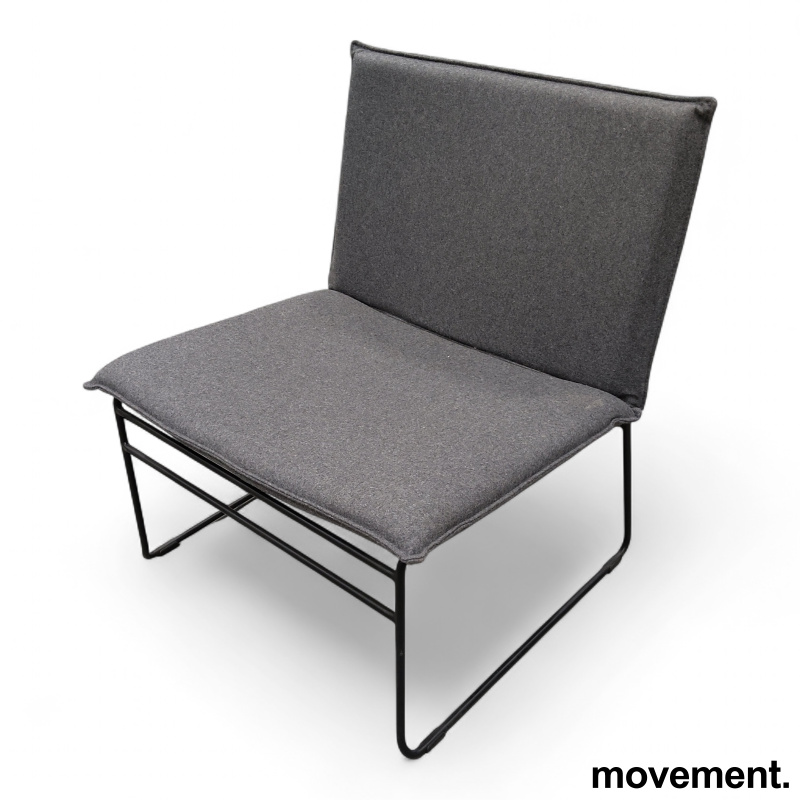 Stk. 2 Kyst lounge chair Grått stoff sortlakkert understell, Pent brukt ygg&lyng 2.