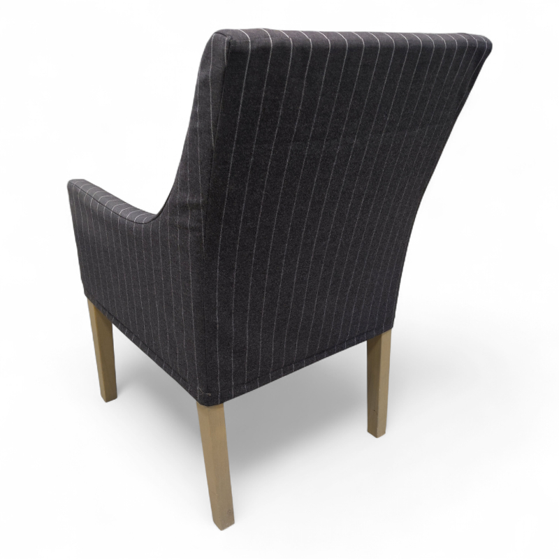 Strauss Mørk grått stoff med hvite