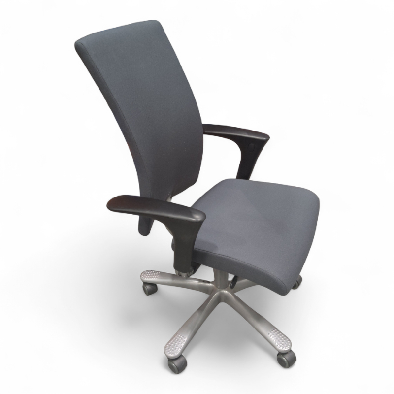 H04 4600 med armlene Mørkt grått