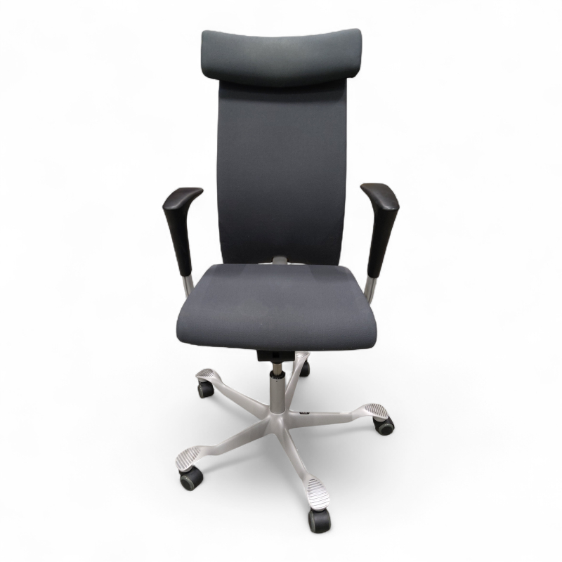 H04 4600 med nakkepute og armlene