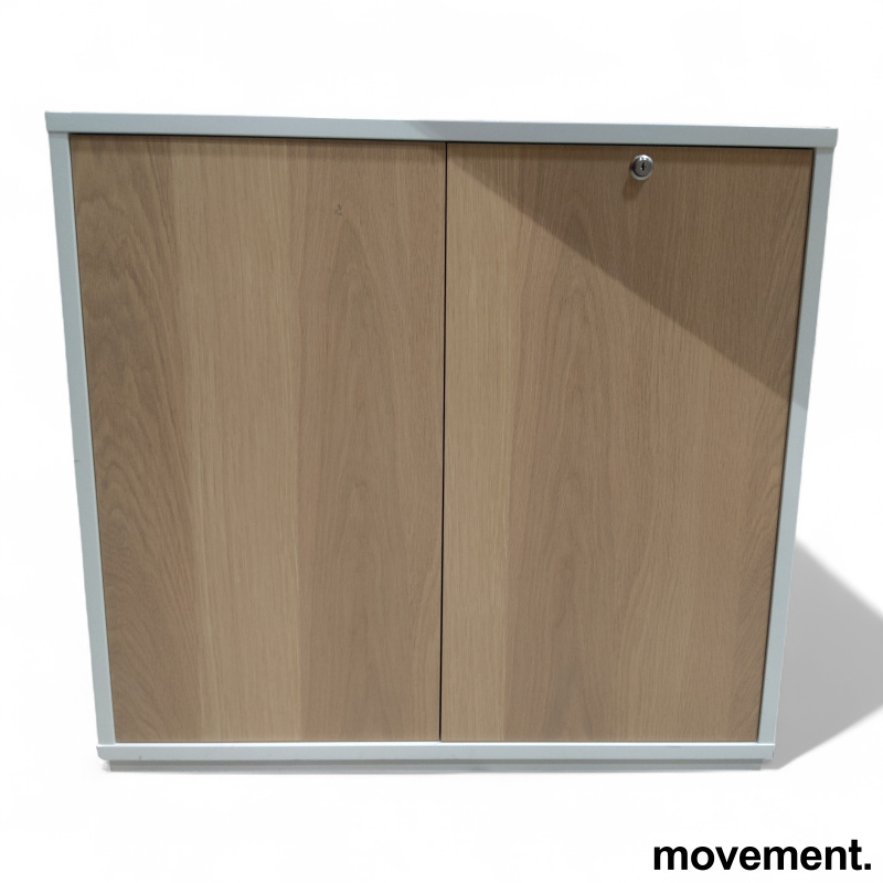 Stk. 1 Urban Storage 2A4 80cm bredde Hvit laminat skrog, dører i eikefiner, Pent brukt Holmris 1.