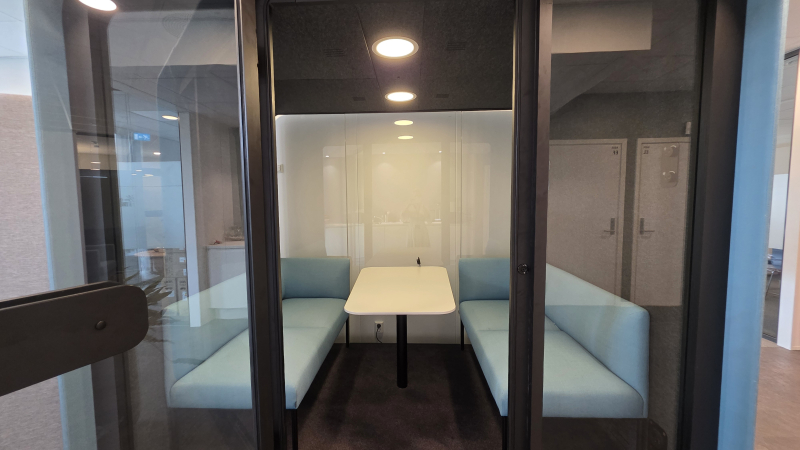 PodBooth Meeting med bord og sofaer