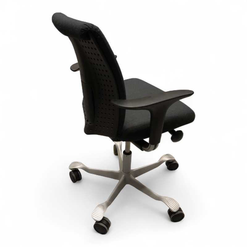 H05 5300 swingbackarmlene Mørkt