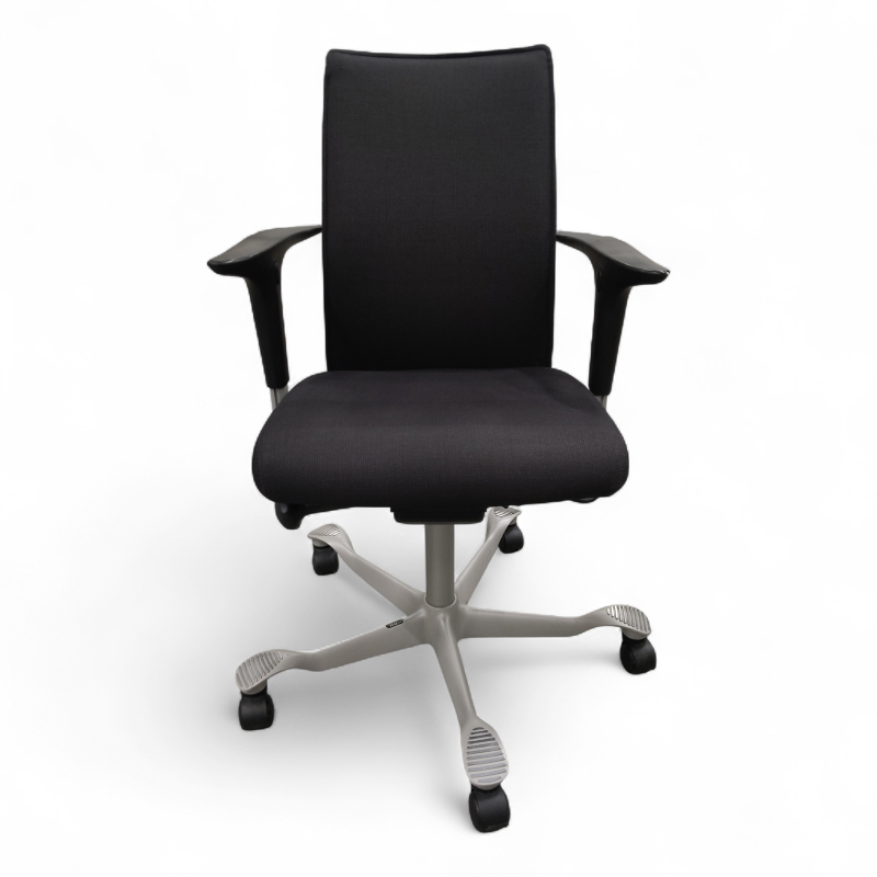 H05 5600 Swingback-armlene Mørk