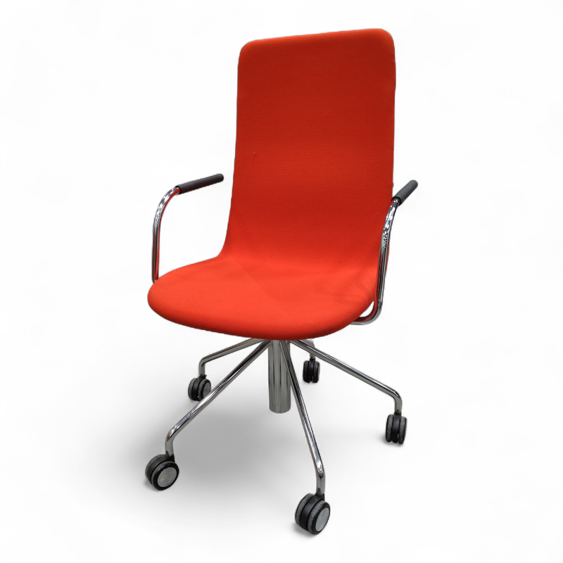 Sola med høy rygg, armlener og hjul