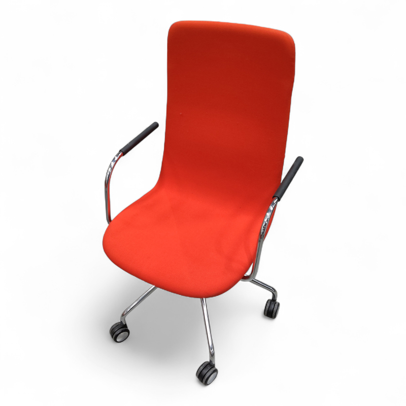 Sola med høy rygg, armlener og hjul