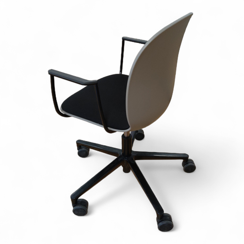 Noor 6070 med hjul, polstret sete,