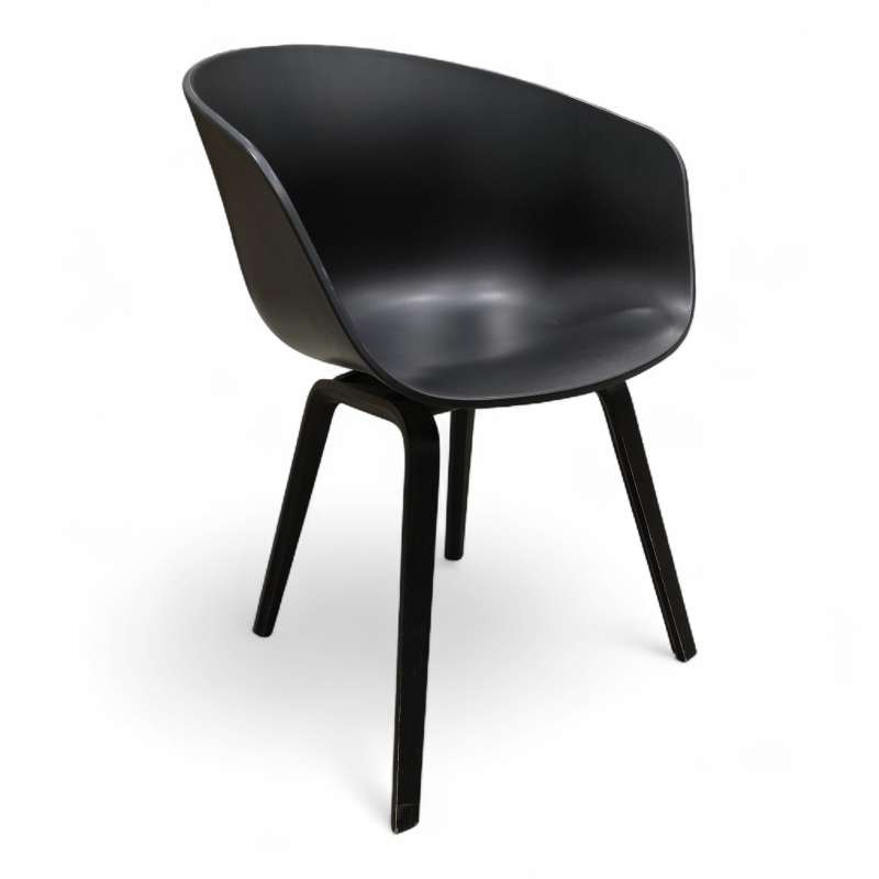 About A Chair AAC22 Sort plastskall