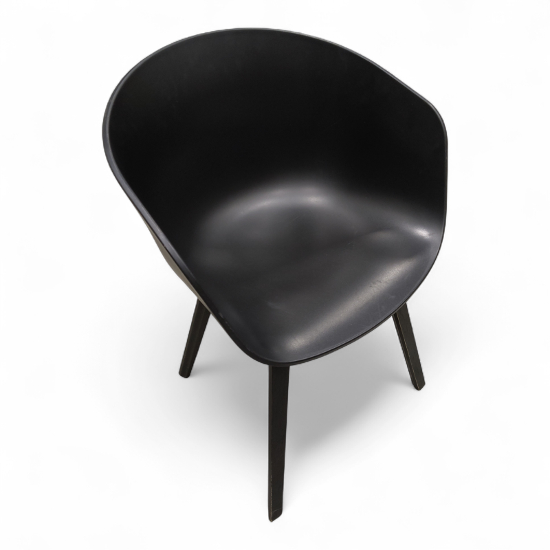 About A Chair AAC22 Sort plastskall