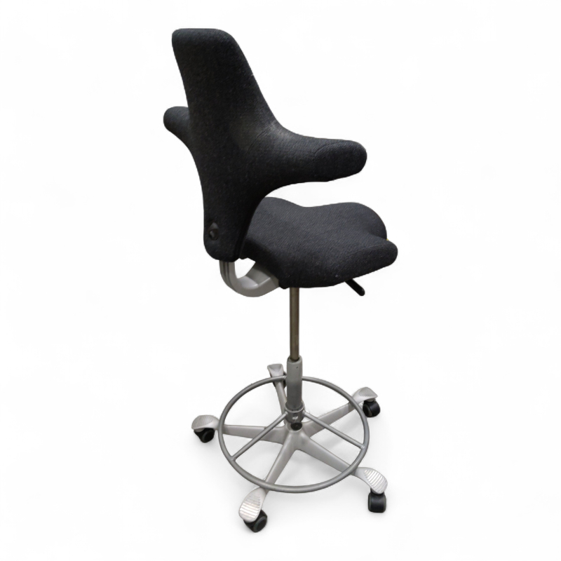 Capisco 8106 høy, fotring Mørk
