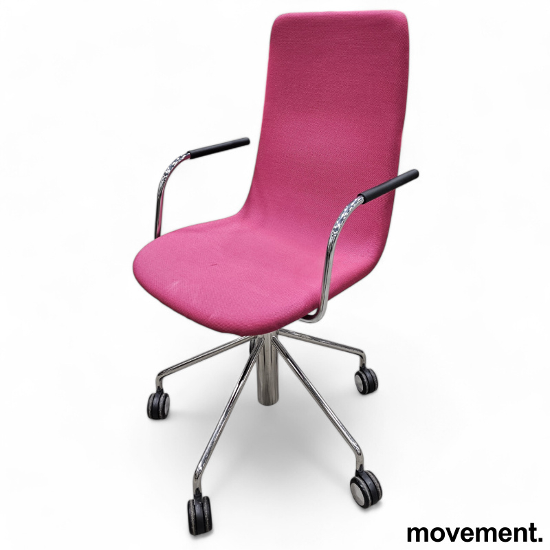 Sola med høy rygg, armlener og hjul