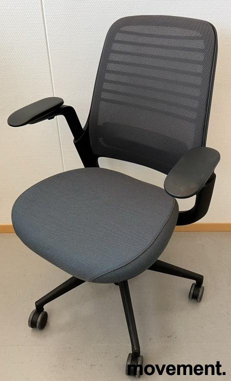 Stk. 12 Series 1 kontorstol med armlene Mørkt blått stoff (Kvadrat Steelcut trio), sort mesh, sort fotkryss, Pent brukt Steelcase 2.
