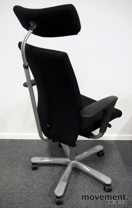 H04 4600 med nakkepute og armlene