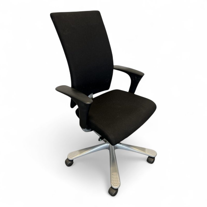 H04 4600 med armlene Sort stoff