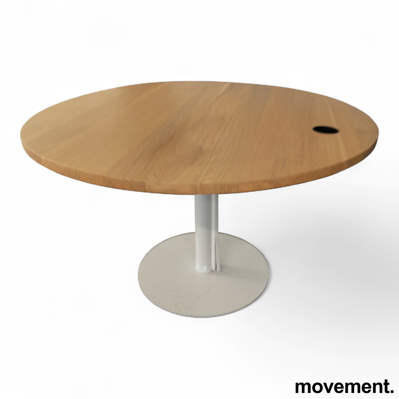 Stk. 2 Møtebord Ø=120cm Heltre eik plate, fot i hvitlakkert metall, Pent brukt WeWork 3.