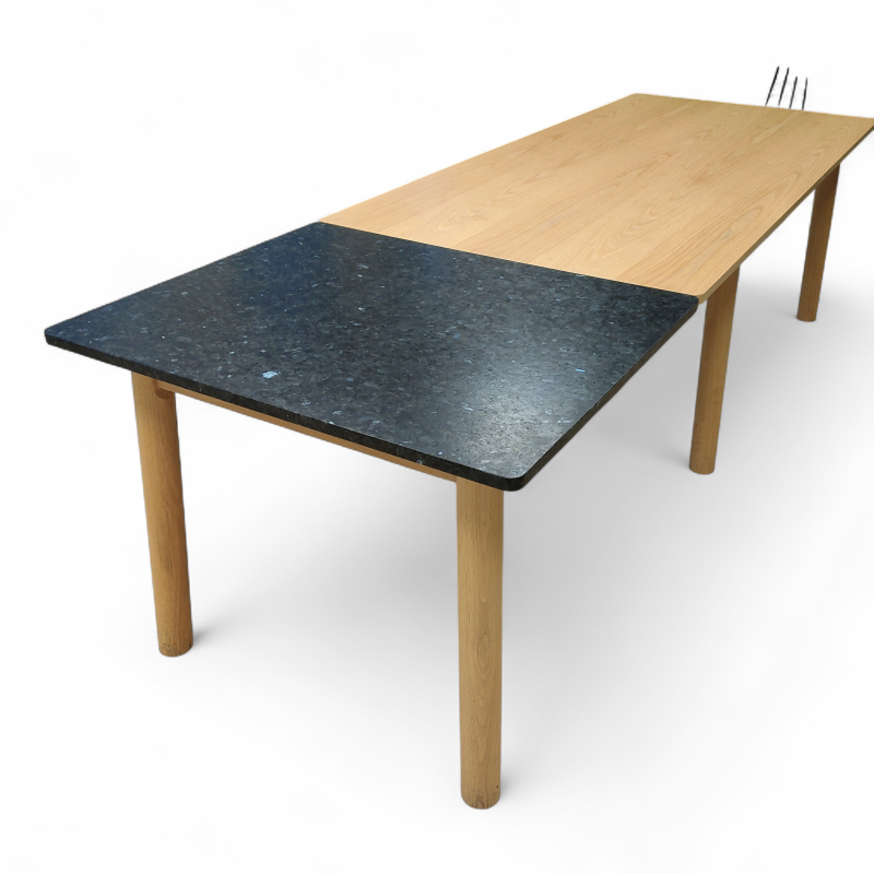 Presence spisebord med Larvikitt-