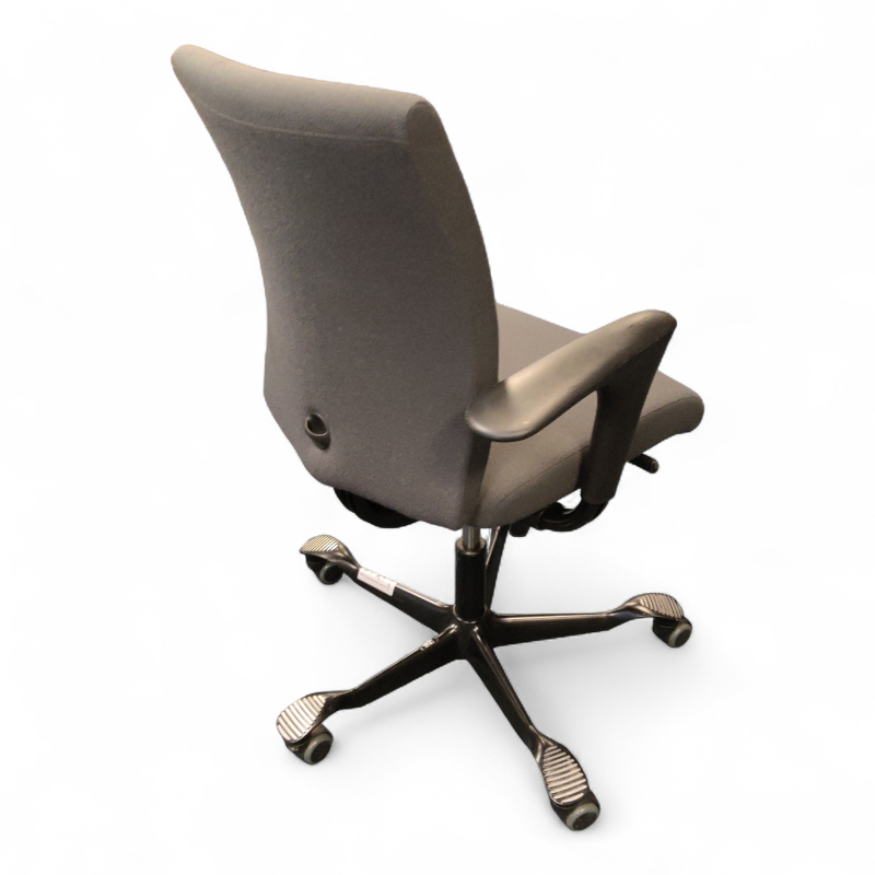 H04 4200 med armlene Mørkt grått