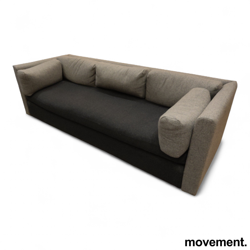 Stk. 2 Hackney 3-seter sofa Mørkt gråmelert stoff i sete, lyst gråmelert stoff i rygg og armlene, Pent brukt HAY 19.