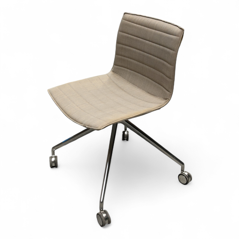 Catifa 46 fullpolstret med hjul Lys