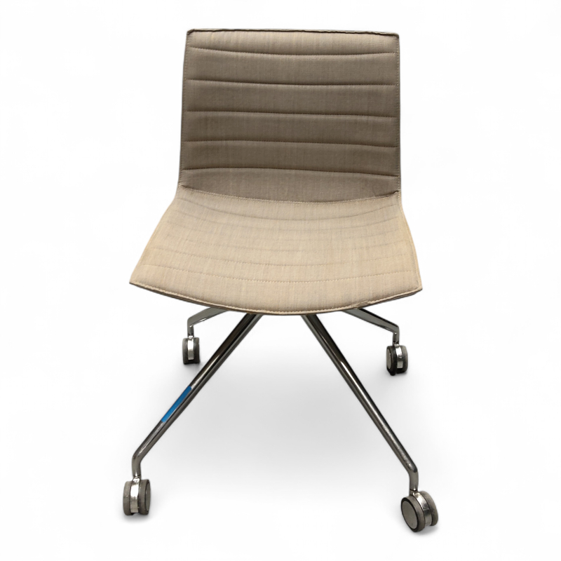 Catifa 46 fullpolstret med hjul Lys