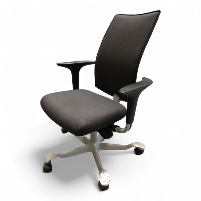 H05 5600 Swingback-armlene Mørkt