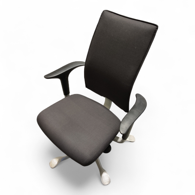 H05 5600 Swingback-armlene Mørkt