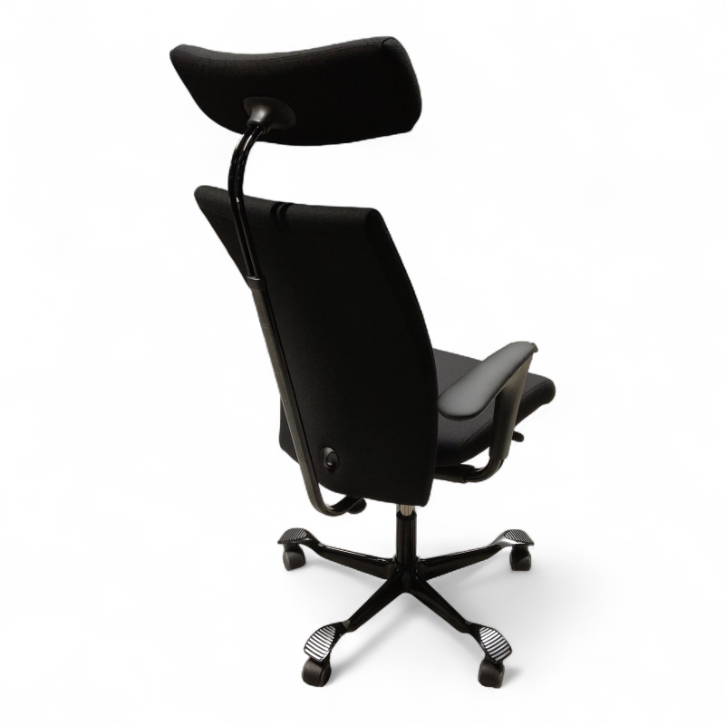 H04 4600 med nakkepute og armlene