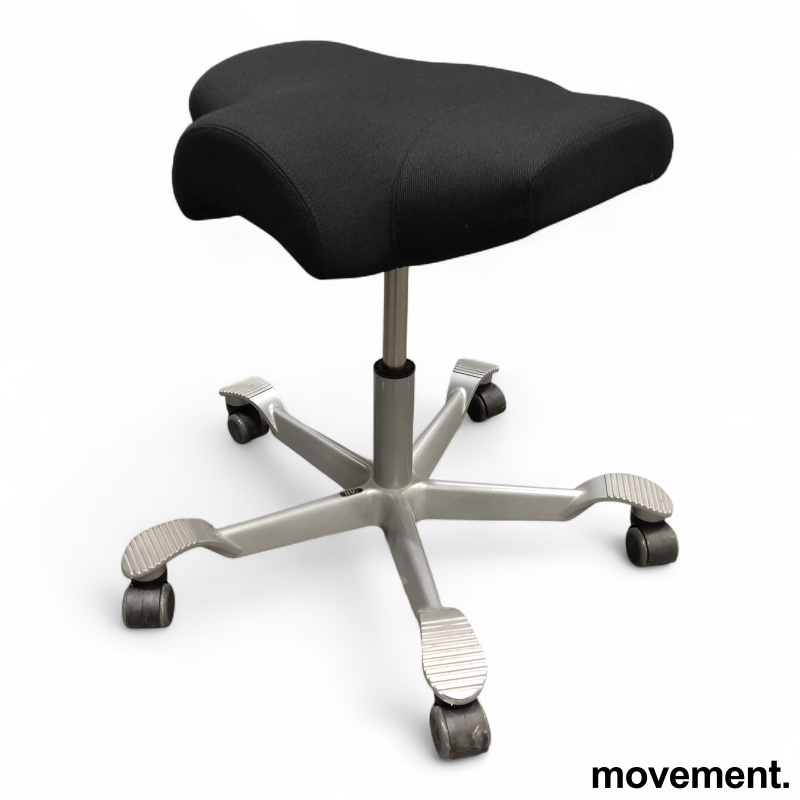 Capisco 8105 uten rygg  Sort stoff - 1 / 3