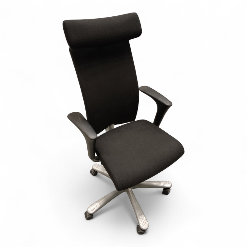 H04 4600 med nakkepute og armlene