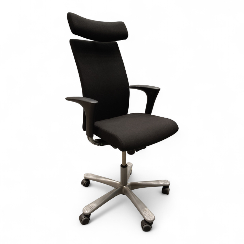 H04 4600 med nakkepute og armlene