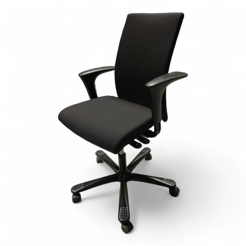 H04 4600 med armlene Sort stoff