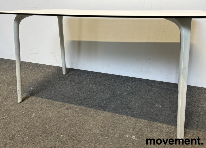 First 140x80cm Hvit med sort kant,