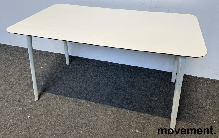 First 140x80cm Hvit med sort kant,