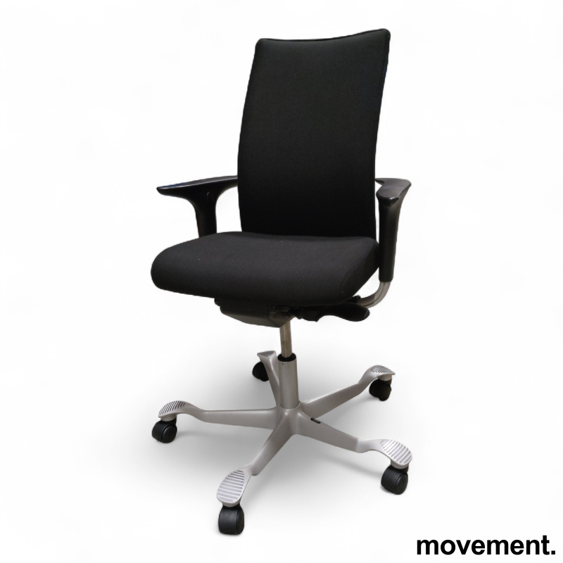 H05 5600 Swingback-armlene Sort - 1 / 3
