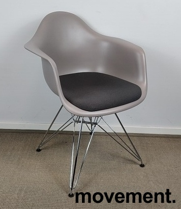 Eames Plastic Armchair DAR med