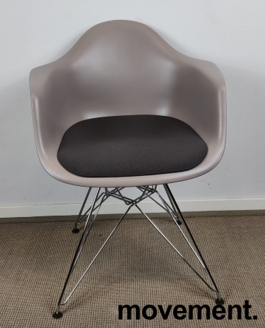 Eames Plastic Armchair DAR med