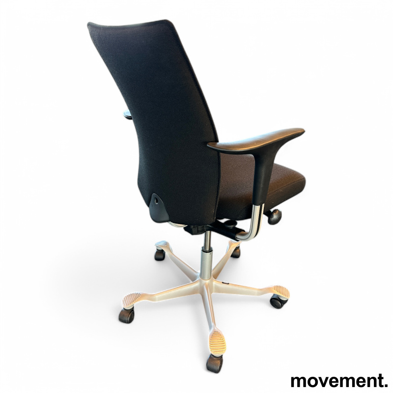 H05 5600 Swingback-armlene Sort - 2 / 3