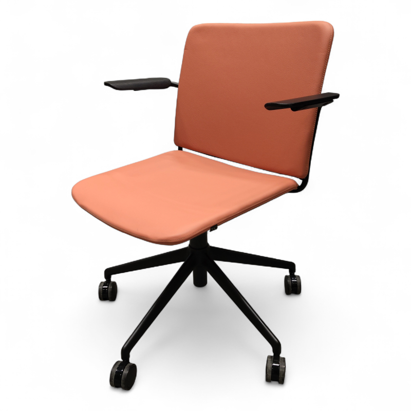 Atrium, armlene og hjul Coralfarget