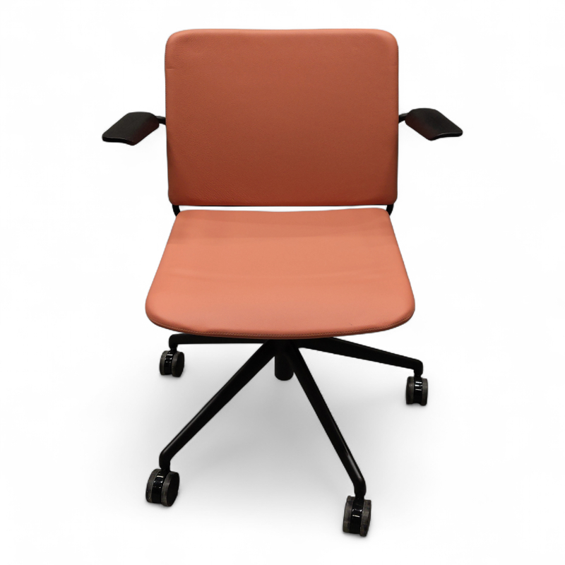 Atrium, armlene og hjul Coralfarget