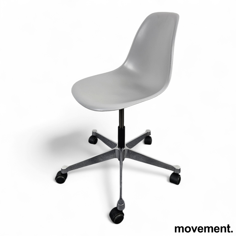 Eames Plastic side chair PSCC med hjul Lys grått skall, krom understell, Pent brukt