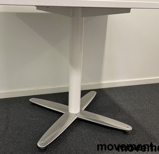Stk. 20 T-serie kryssunderstell Hvit søyle, fot i polert aluminium, Pent brukt Kinnarps