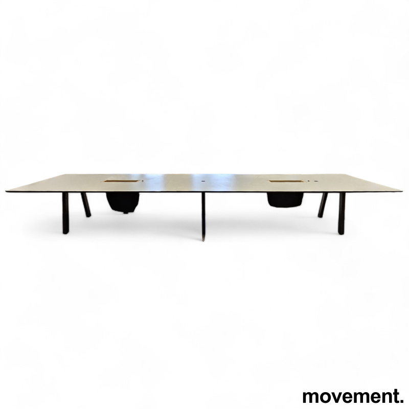 Møtebord i lys grå HPL / sort eik