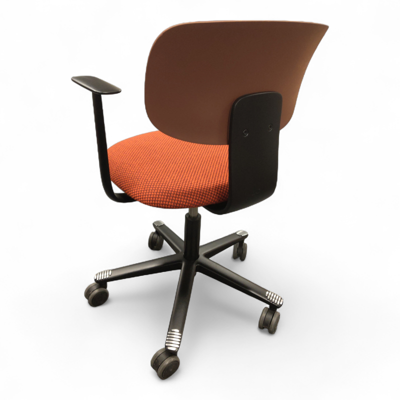 Tion 2140 med armlene Mørk rødt og