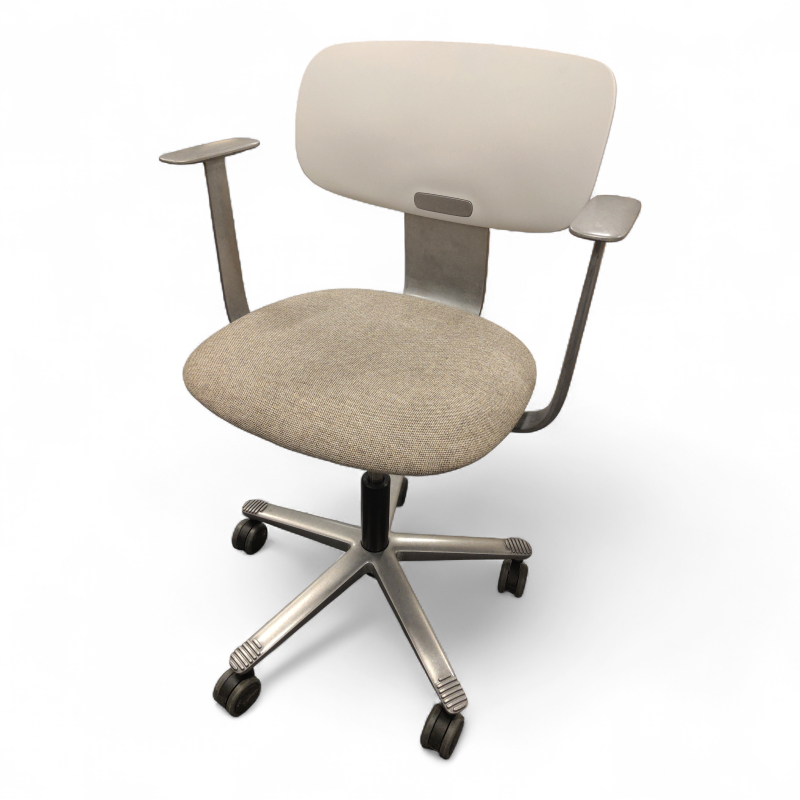 Tion 2140 med armlene Brunt og