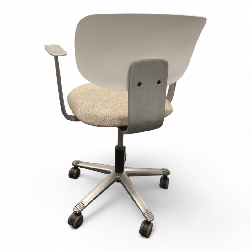 Tion 2140 med armlene Brunt og