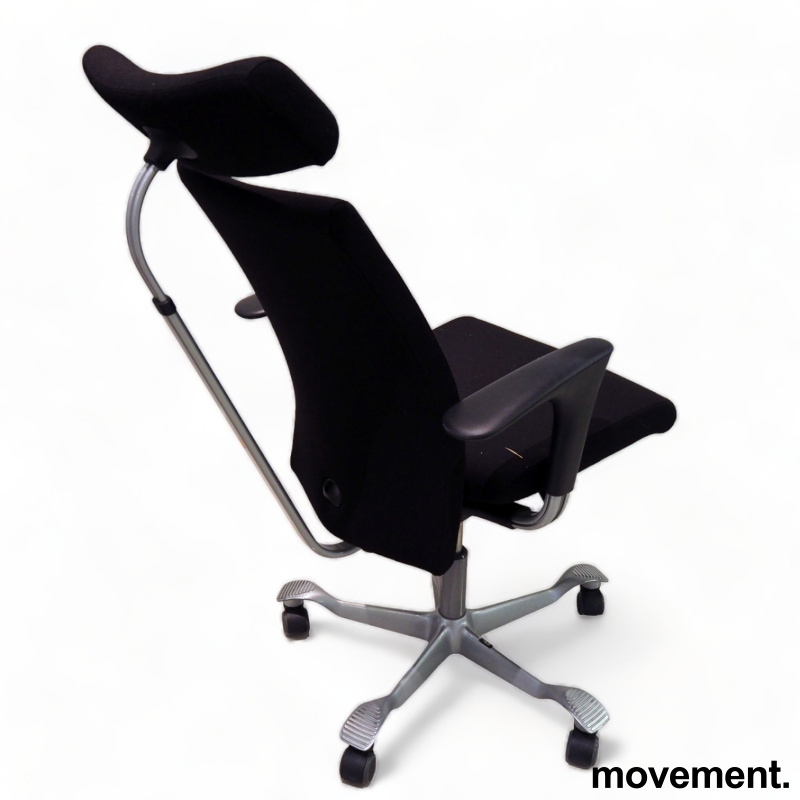 H04 4600 med nakkepute og armlene