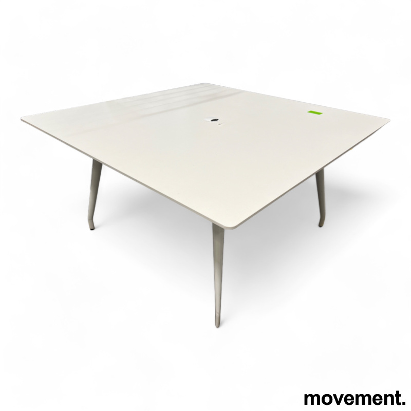 Colt 140x140cm Hvit med kabelhull, - 1 / 2