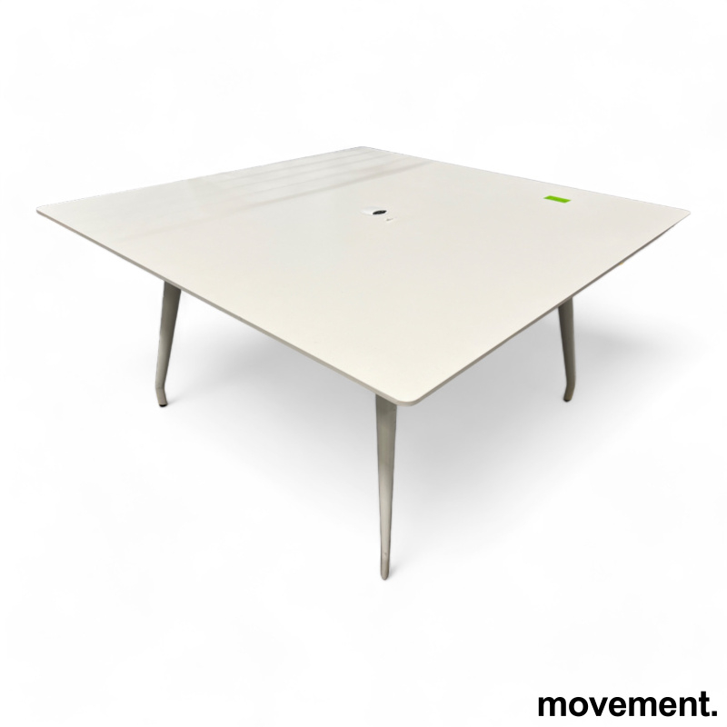 Colt 140x140cm Hvit med kabelhull,